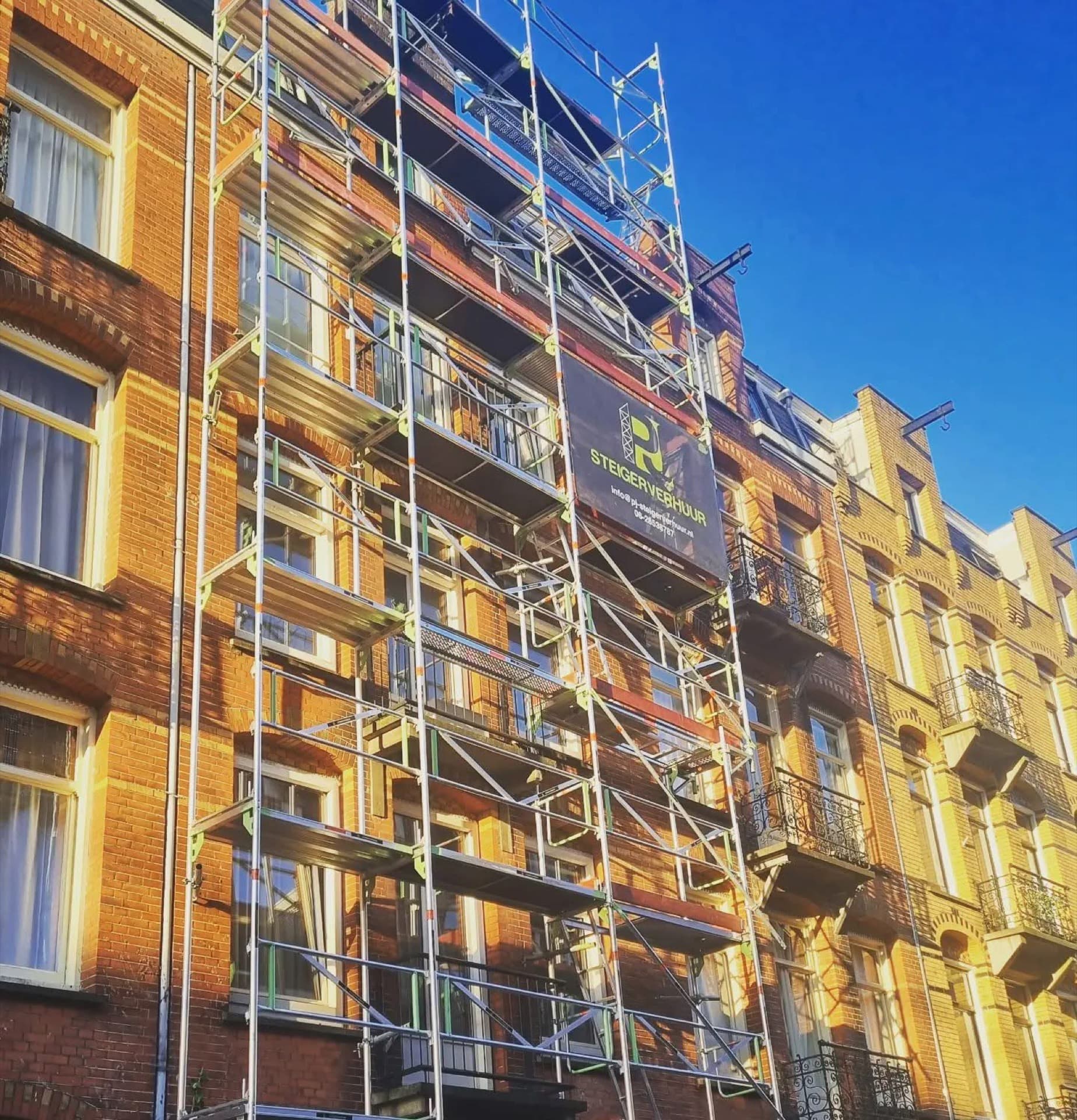 PJ Steigerverhuur — professionele steigerbouw bij monumentale herenhuizen in Amsterdam
