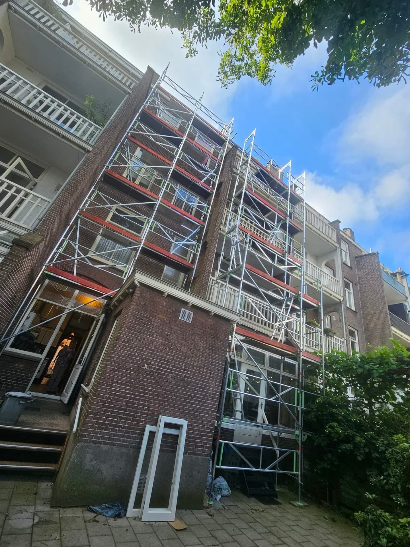 Gevelsteiger bij statig herenhuis — steigerverhuur voor schilderwerk en onderhoud