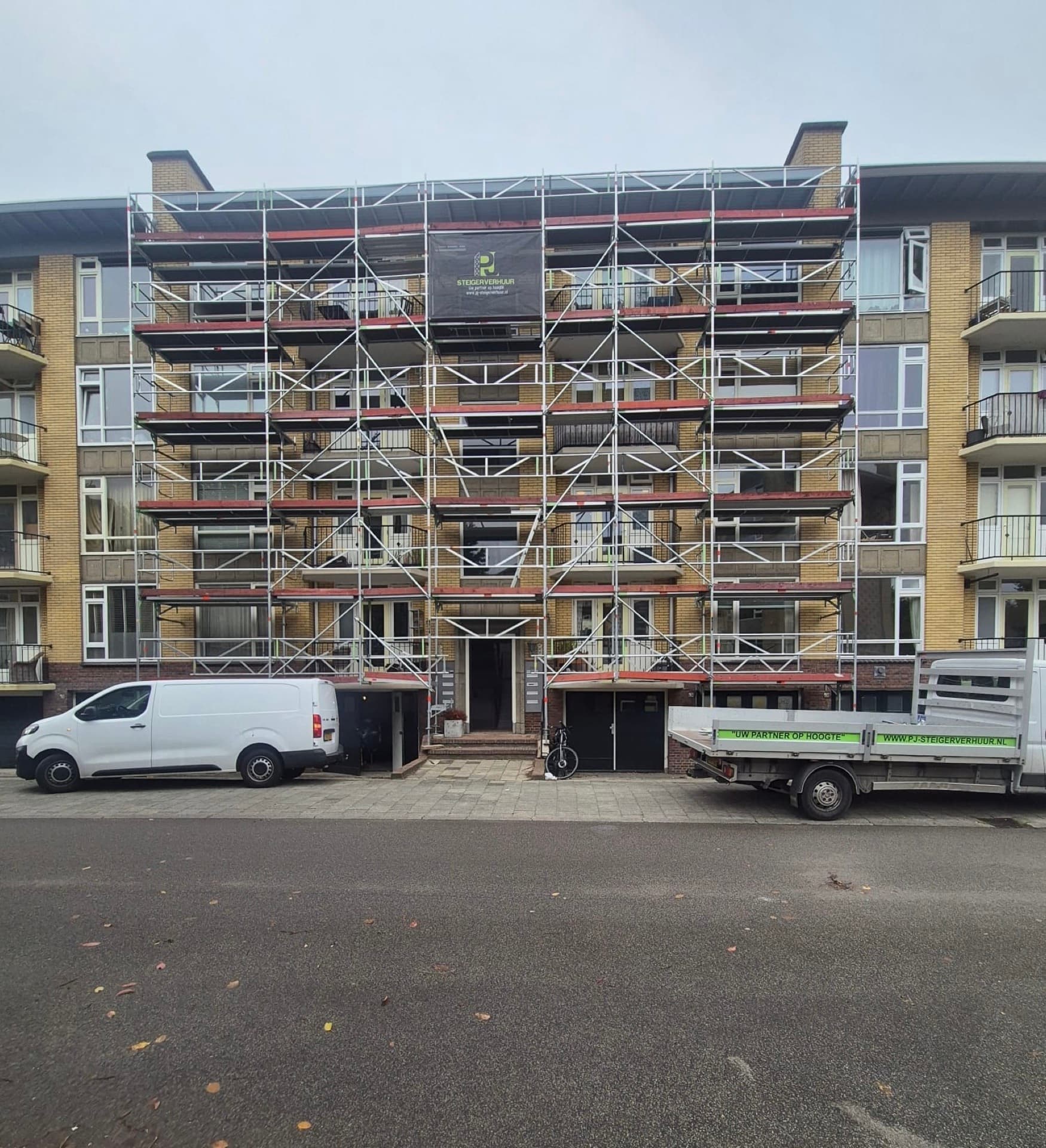 Grootschalig steigerproject bij appartementencomplex met PJ Steigerverhuur banners