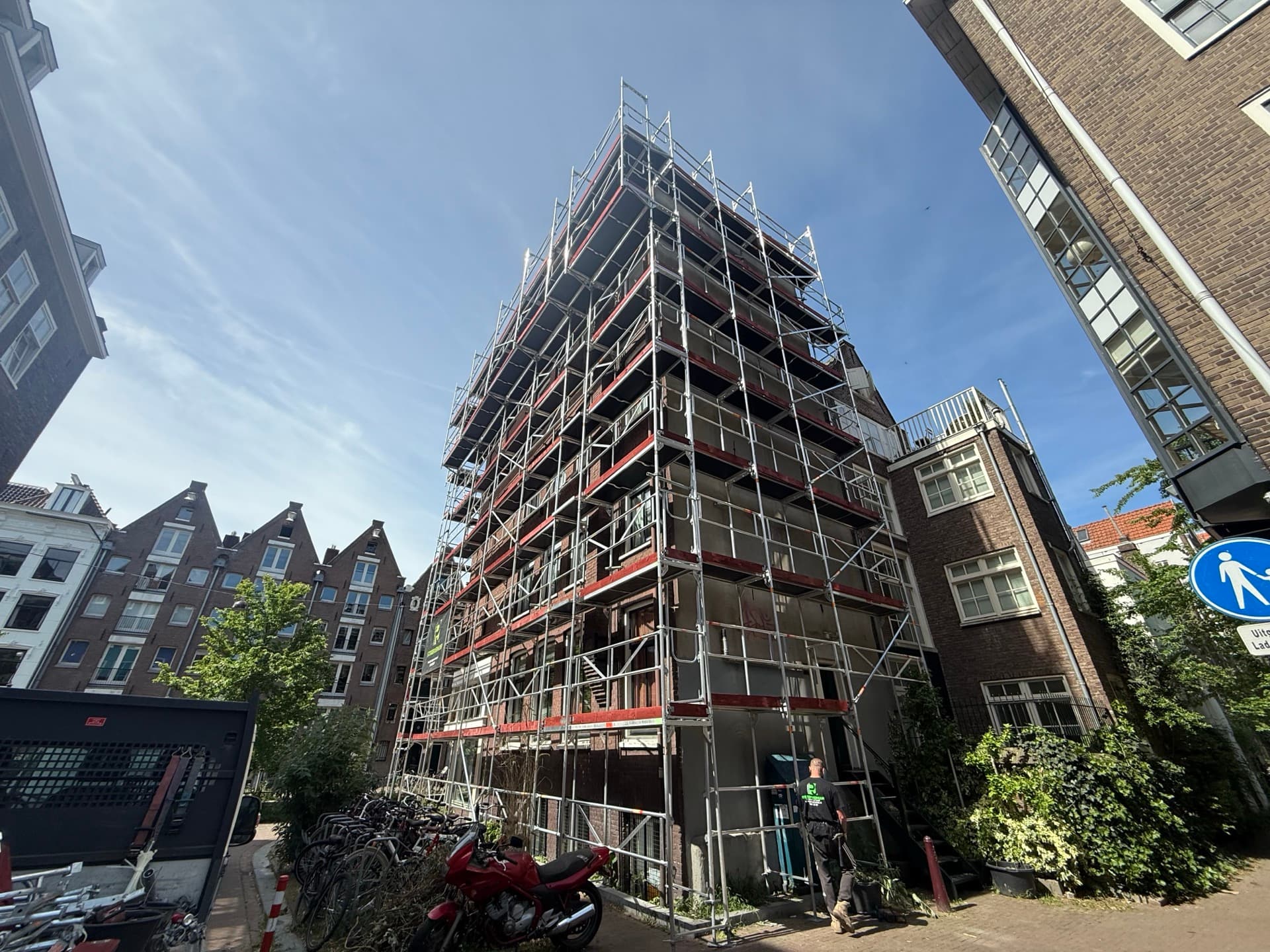 Imposante steigerconstructie rondom hoekpand — gevelrestauratie in Amsterdam