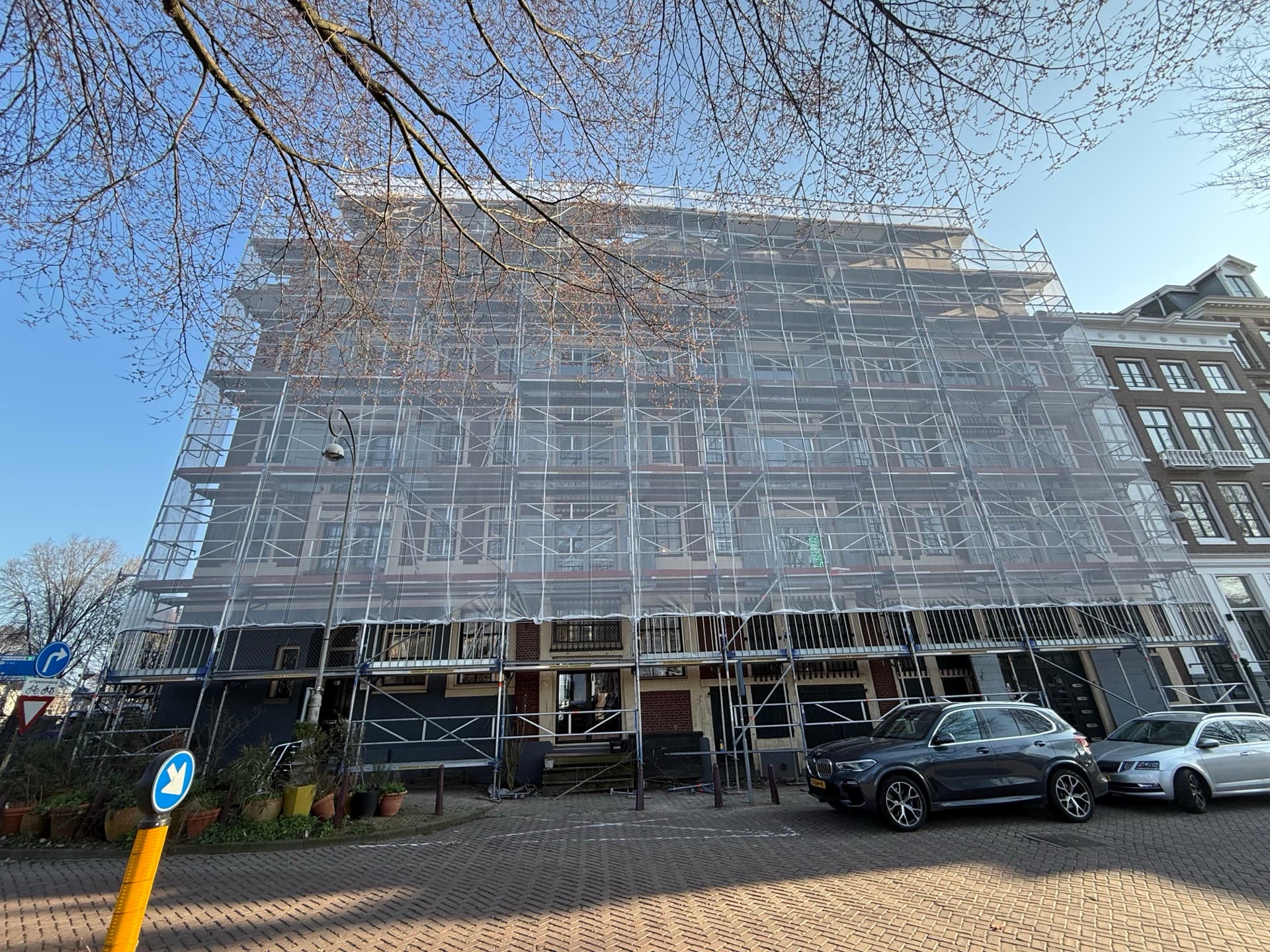 Gevelsteiger bij groot grachtenpand — steigerverhuur voor monumentale panden