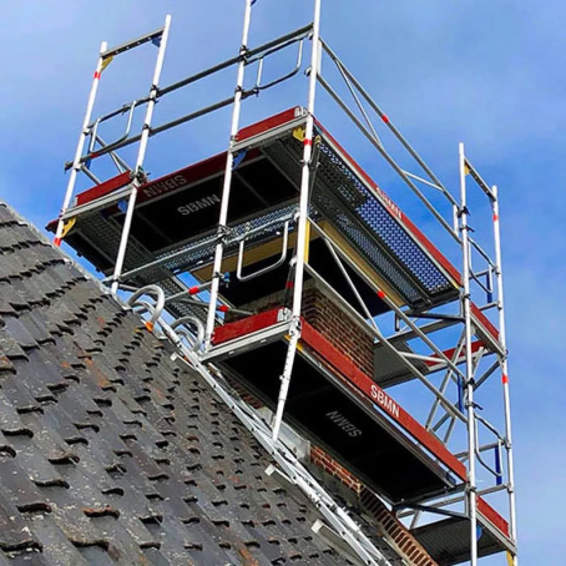 Daksteiger huren — veilige steigerconstructie op schuin pannendak voor dakwerkzaamheden